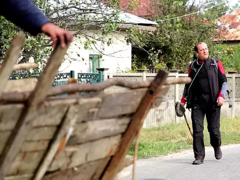 Primarul din Copșa Mică, la un an după ce a mers pe jos până la București. Primarul din Copșa Mică mergând pe stradă