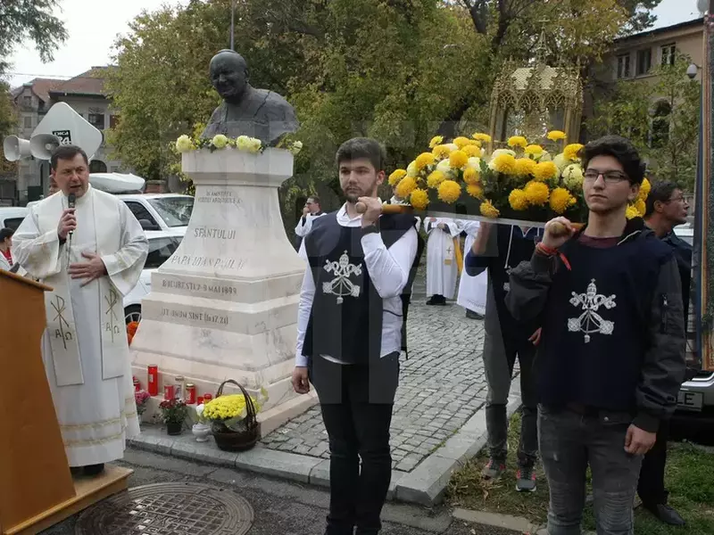 GALERIE FOTO/ Relicva Papei Ioan Paul al II-lea a fost purtată, duminică, prin centrul Bucureștiului. Mii de oameni au venit în procesiune