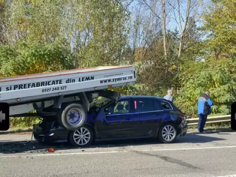 Un autoturism a ajuns sub o autoutilitară. Accident neobișnuit în Suceava |FOTO