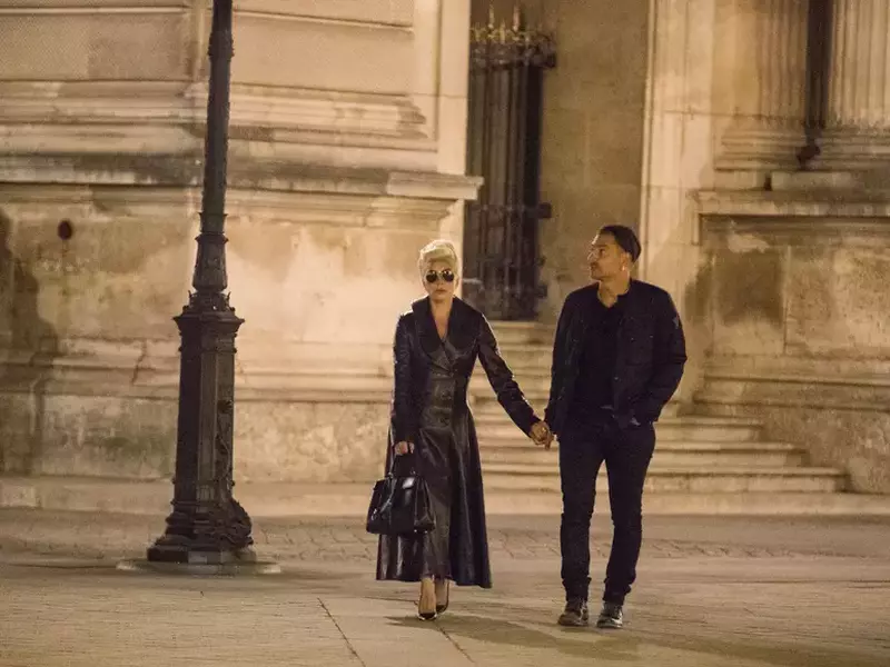 Semi-exclusif – Lady Gaga et son compagnon Christian Carino quittent le restaurant Balagan et marchent devant la pyramide du musée Louvre à Paris