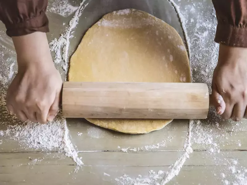 Harta pâinii din România. Aluat întins cu sucitorul