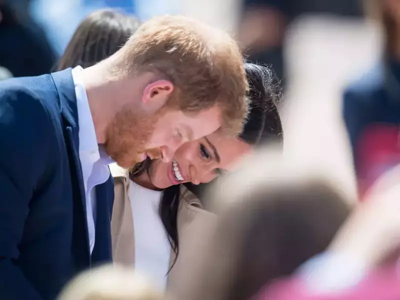 În prima sa apariție publică de după anunțarea sarcinii, ducesa de Sussex a arătat impecabil la brațul prințului Harry. Cuplul regal se află în turneul de 16 zile în regiunea Pacificului.