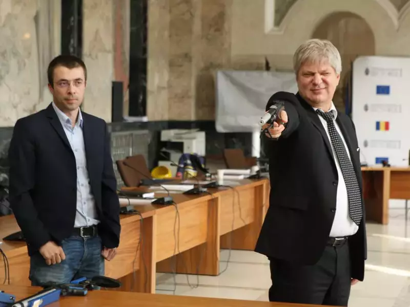 Primarul Sectorului 1 a tras cu pușca la o conferință de presă
