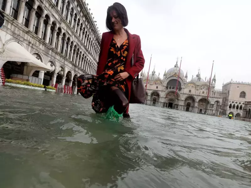 în Veneția apa depășește un metru și jumătate pe străzi