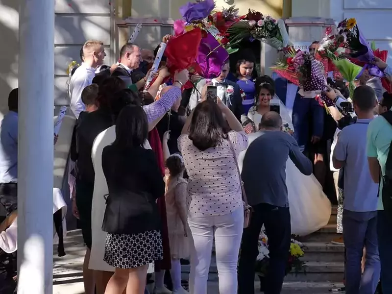Nuntă în ziua de referendum. Cuplu ieșind din Starea civilă