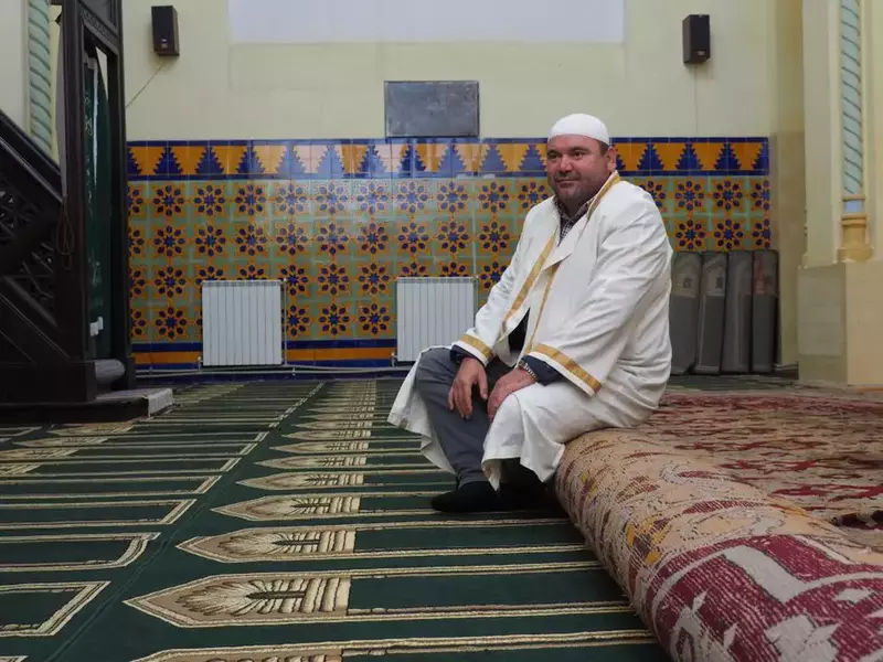 REPORTAJ: Cântărește jumătate de tonă și are aproape 200 de ani. Povestea covorului dăruit de un sultan și adus din Ada Kaleh în moscheea din Constanța/ VIDEO&FOTO