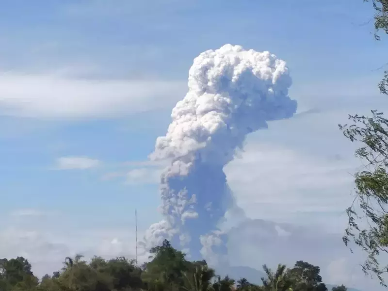 pe insula Sulawesi din Indonezia a erupt și un vulcan
