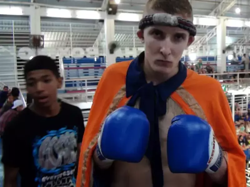 Un luptător de MMA s-a bătut cu 8 hoți înarmați