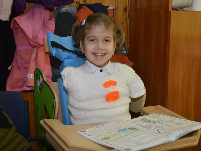 EXCLUSIV/ Delia, fetița care în pofida handicapului grav merge la o școală obișnuită, s-a integrat bine în colectiv: "Îmi place mult la școală"/FOTO