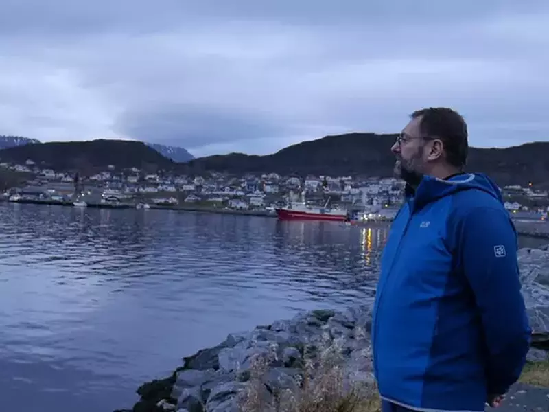 Alexandru Cuc, primul român care a ajuns în Skjervøy, Norvegia. Alex Cuc, privind în zare