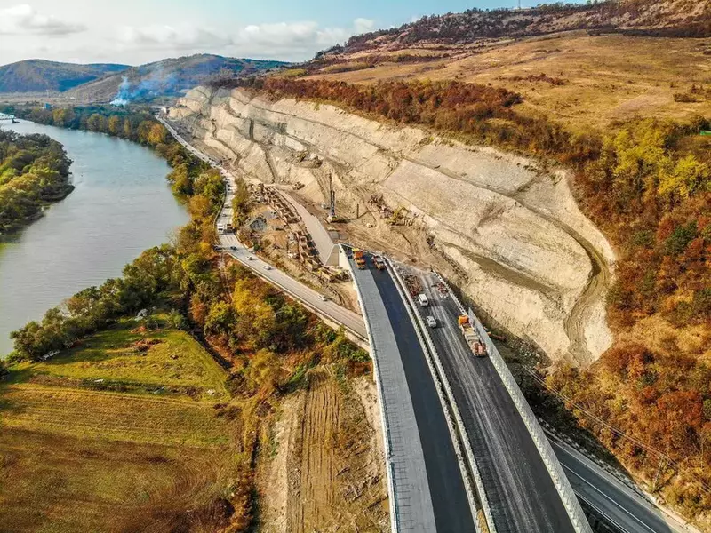 Vâlcea, judeţul cu cele mai multe alunecări de teren. Alunecare de teren, pe șantierul unei autostrăzi din România