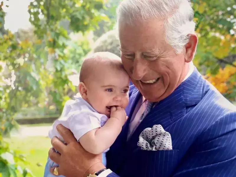 Prințul Charles în ipostază de bunic. Fotografia alături de nepotul lui, Prințul Louis, a ajuns virală pe internet