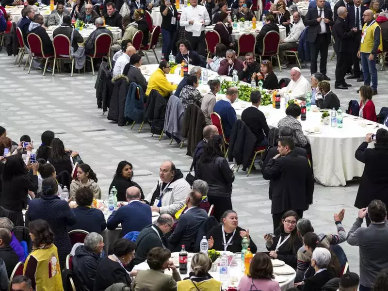 Papa Francisc a luat prânzul cu 1.500 de oameni săraci