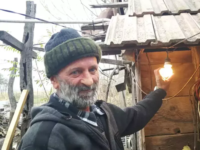 CENTENAR SOLIDAR/ Viața cu 4 lei pe zi. Cu pensia de boală tăiată, Costel Voinac împarte ziare pentru o pâine și-o conservă