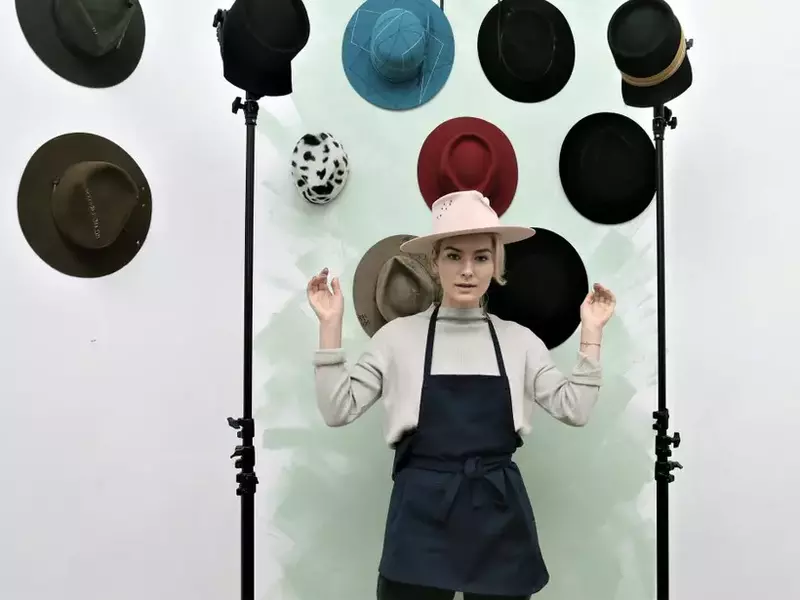 Maria Dumitrache face pălării pentru vedete. Smiley, Delia și Inna poartă creațiile ei.