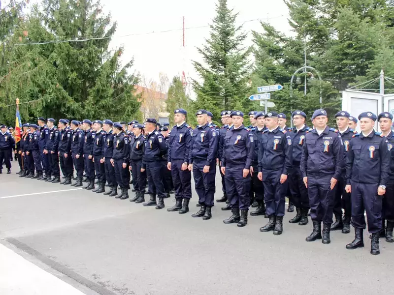 700 de jandarmi au absolvit şcoala. Şefii de promoţii au obţinut medii de peste 9. Ceremoniile Promoției Centenarul Marii Uniri 2018 au avut loc, vineri, la Şcoala Militară de Subofiţeri de Jandarmi “Grigore Alexandru Ghica” Drăgăşani şi la Şcoala Militară de Subofiţeri de Jandarmi “Petru Rareş” din Fălticeni.