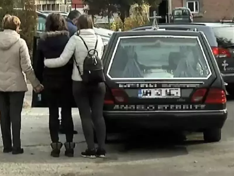 Familia copilului de 3 ani ucis de tată, la morga din Pitești