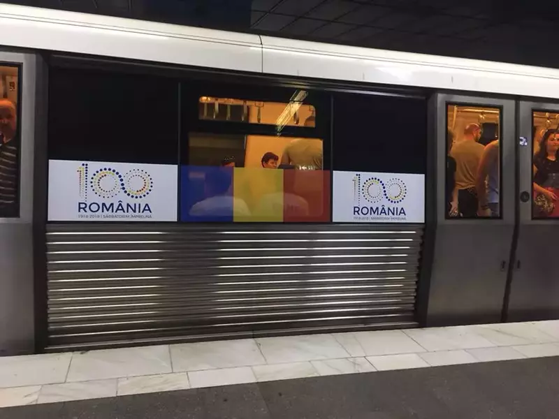 Cum va circula metroul, de Crăciun și Revelion. Garnitură de metrou cu însemnele României și simbolurile Centenarului