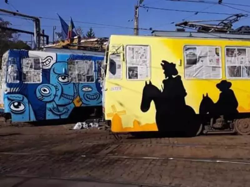 Cele două tramvaie pictate, care circulă prin București