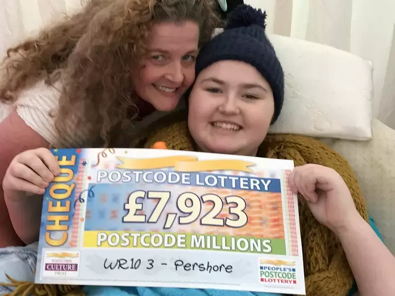 O mamă care aduna bani pentru tratamentul bolii fiicei a câștigat la loterie