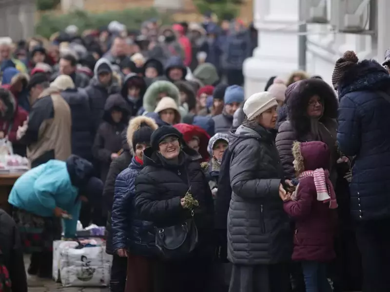 Credincioșii au stat la coadă, ca să se închine la moaștele Sf. Nicolae de la Biserica Sf. Gheorghe Nou din București