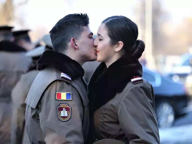 Parada de 1 Decembrie 2018. Doi militari se sărută