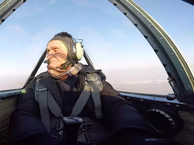 Un pilot din Al Doilea Război Mondial a zburat de Centenar deși are 99 de ani