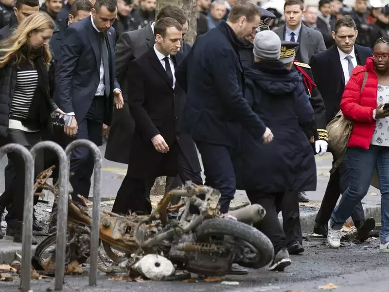 Macron își amână o vizită externă din cauza protestelor din Paris