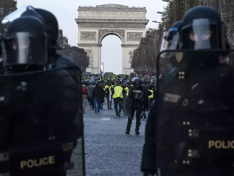 Violențe și gaze lacrimogene în centrul Parisului! 548 de rețineri, 210 de arestări preventive. Haos în apropiere de Champs-Elysées