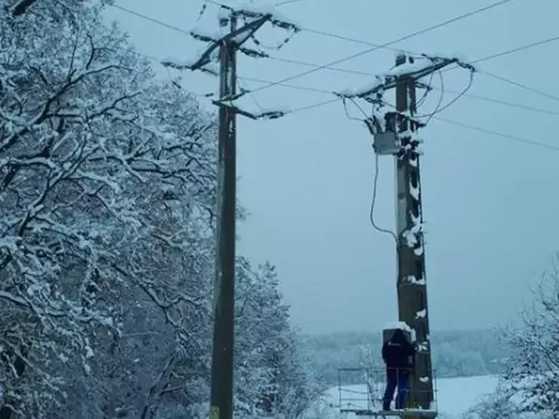 13 localităţi din județul Sibiu nu au curent electric, după viscol. Lucrătorii spun că intervenţiile sunt îngreunate de accesul dificil