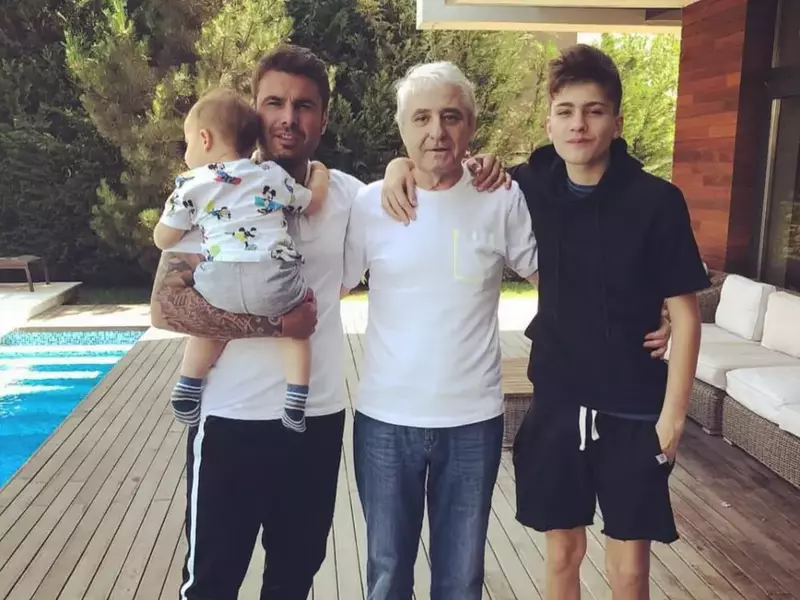 Adrian Mutu, alături de tatăl său, Spiridon, de fiul cel mare, Mario, și de cel mic, Tiago