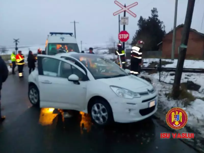 Maşină lovită de tren, într-o comună din judetul Vaslui. Două persoane au fost rănite