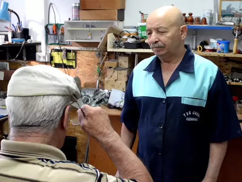 Bărbatul care a ieșit la pensie după 60 de ani de muncă. Victor Dumitru în atelierul de la CARP Omenia