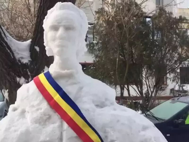 Bustul lui Mihai Eminescu, sculptat în zăpadă de un pensionar din Galați