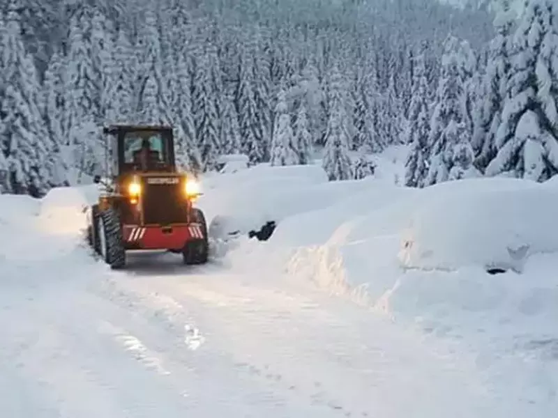 Măsurile luate de CNAIR, în contextul ninsorilor. Utilaj al CNAIR acționând pe un drum afectat de ninsori