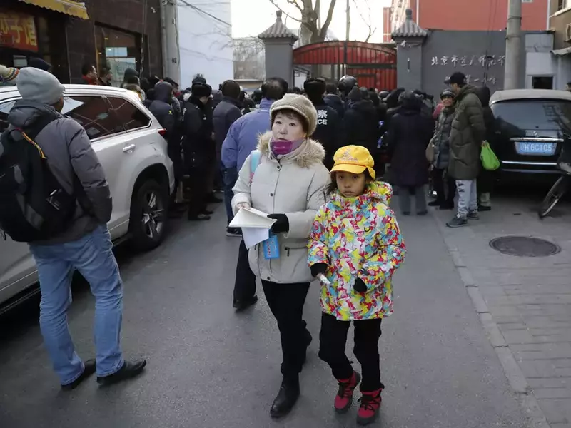 Părinții și bunicii au venit la școală ca șă își copiii, după atacul cu ciocanul, în timp ce forțele de ordine asigură zona