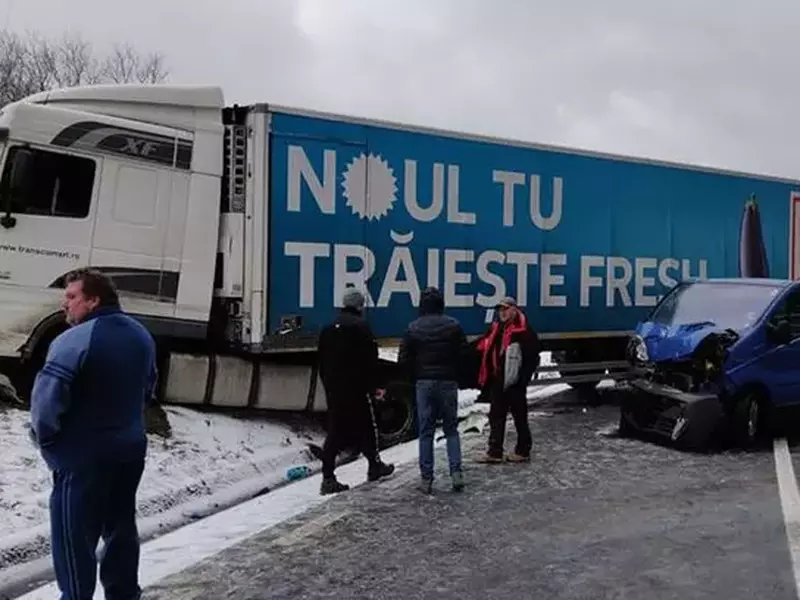 Un TIR a blocat traficul auto și feroviar între Huedin și Oradea, după un grav accident rutier