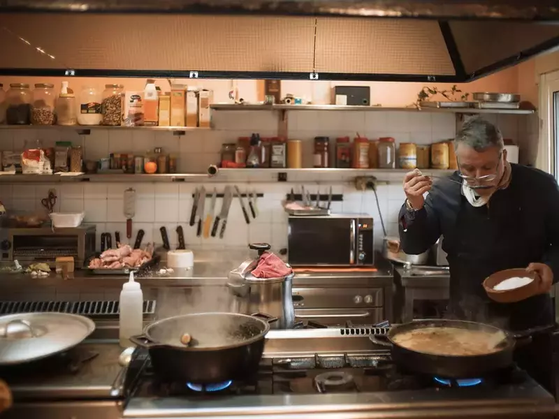 În bucătărie lucrează Romeo, tatăl lui Robert