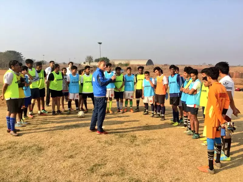 Christoph Daum promovează fotbalul în India, echipat în treningul naționalei României
