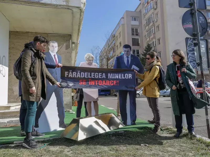 Lingou uriaș, adus în semn de protest la Ministerul Economiei