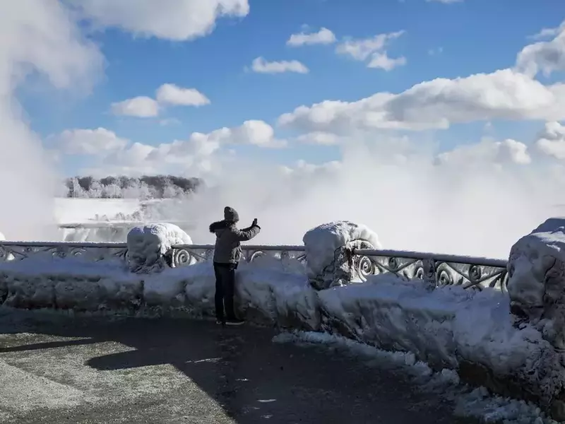 Imagini fabuloase cu Niagara înghețată. Turiștii își fac selfie printre ghețuri