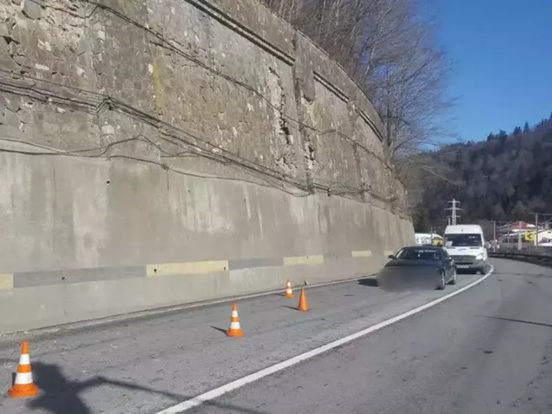 Mașină avariată de pietre căzute pe carosabil, la Bușteni