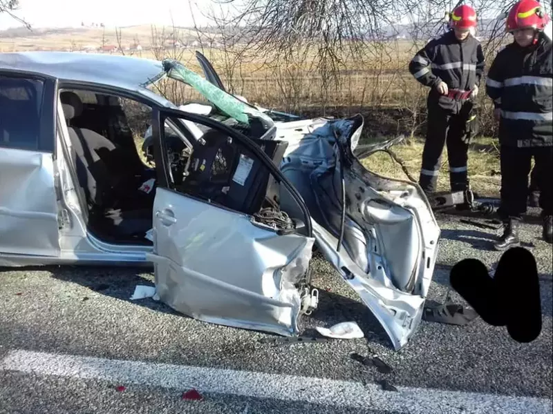 Două femei au fost rănite într-un grav accident, în Gorj. Au intrat cu mașina într-un pom, apoi au fost lovite de un TIR