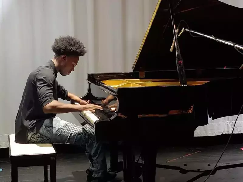 Un tânăr din Statele Unite cântă la pian deși are doar patru degete