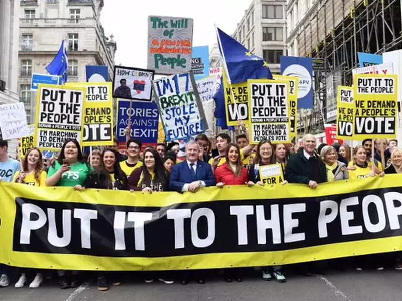 Sute de mii de oameni protestează la Londra pentru organizarea unui nou referendum pe tema Brexitului