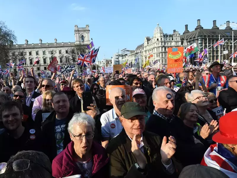 Mii de persoane protestează la Londra, din cauza întârzierii ieşirii Marii Britanii din UE