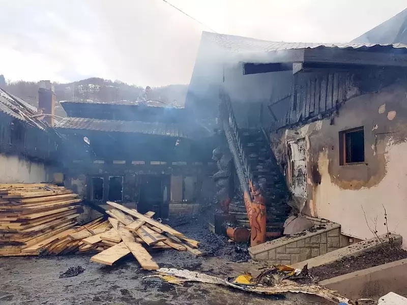 Incendiu puternic la un atelier de tâmplărie din Slănic Moldova