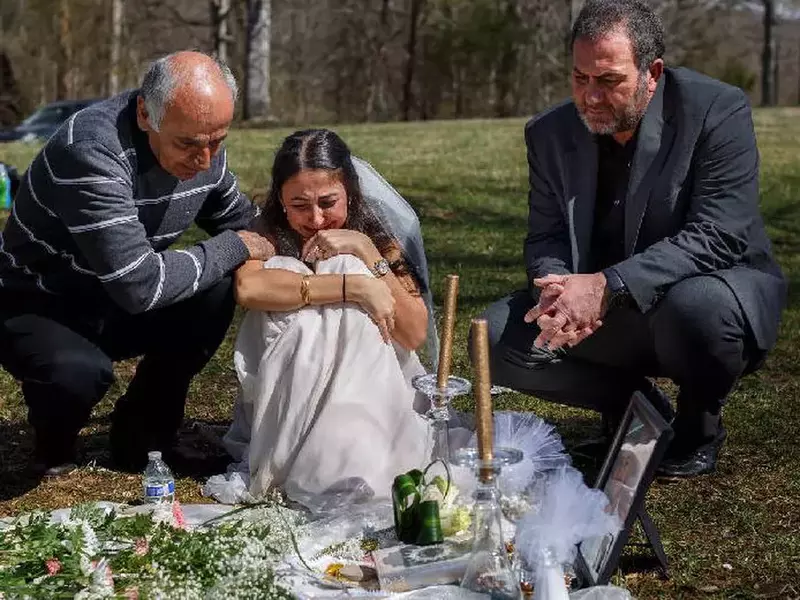 Sara plânge la mormântul logodnicului său, alături de tatăl ei, Masoud Baluch (s) și tatăl tânărului, Mohssen Sharifi