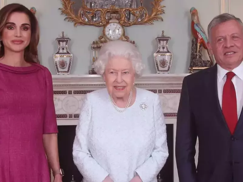 Detaliu surprins în fotografiile cu Regina Elisabeta a II-a care i-a îngrijorat pe fanii regali