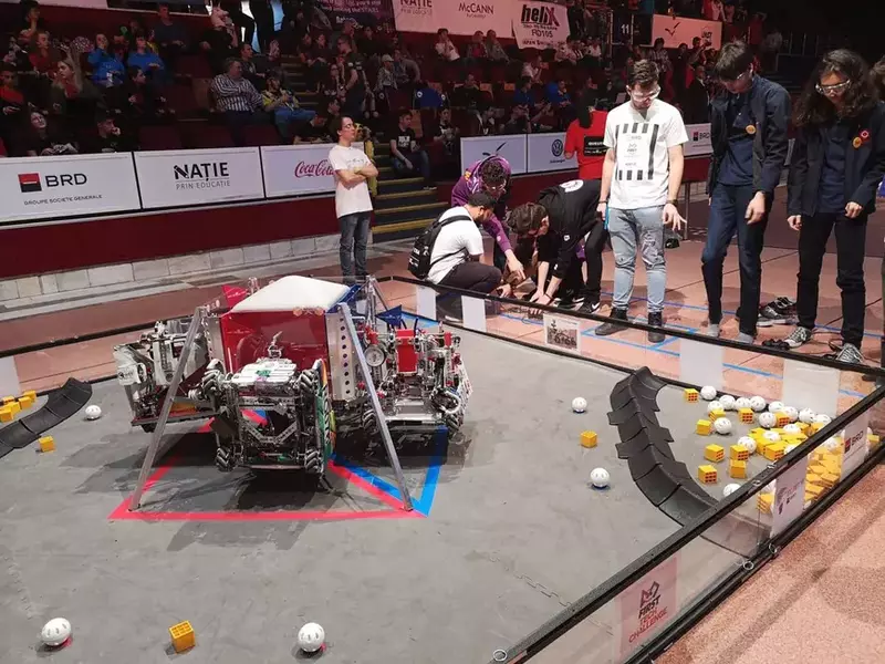 Campionatul de robotică pe licee se desfășoară la sala Polivalentă din Capitală. Imagini din filmele SF